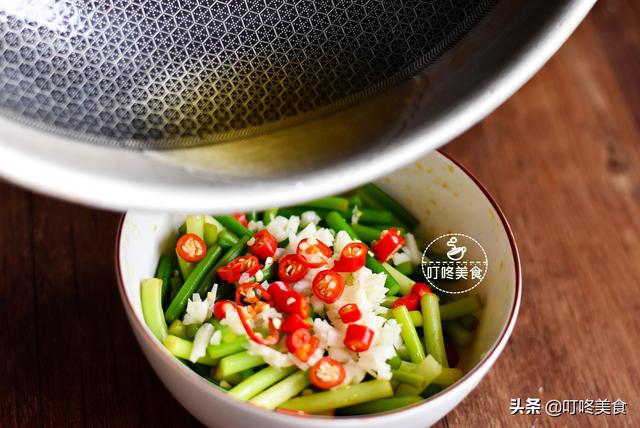 蒜苔最好吃的做法，簡單一拌，開胃又下飯，三天不吃饞得慌！