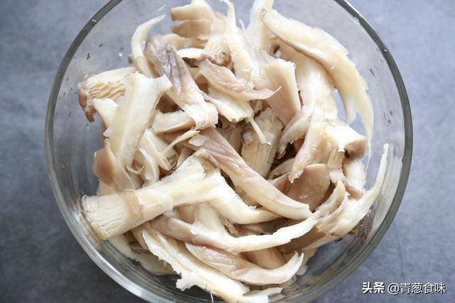 鮮蘑如此做，既不炒也不炸，開胃爽口又下飯，比大魚大肉還香
