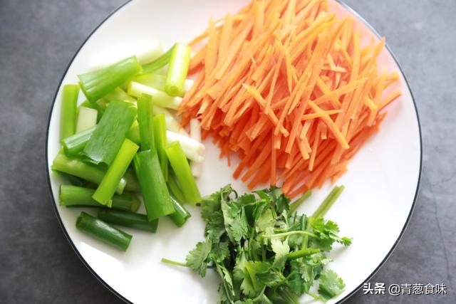 鮮蘑如此做，既不炒也不炸，開胃爽口又下飯，比大魚大肉還香