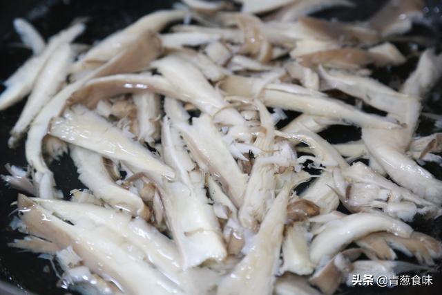 鮮蘑如此做，既不炒也不炸，開胃爽口又下飯，比大魚大肉還香