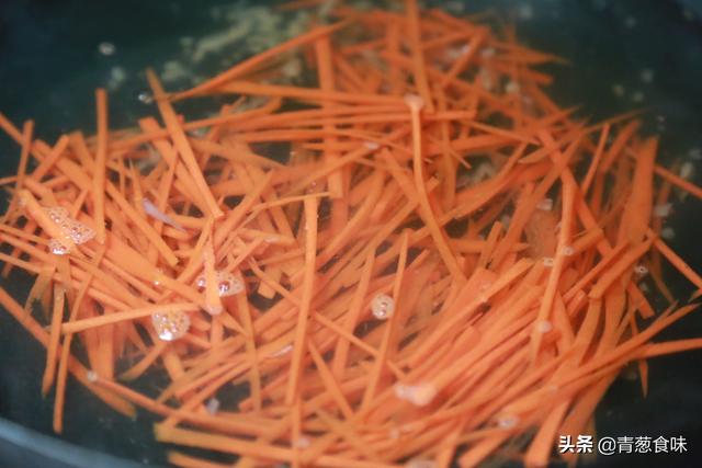 鮮蘑如此做，既不炒也不炸，開胃爽口又下飯，比大魚大肉還香