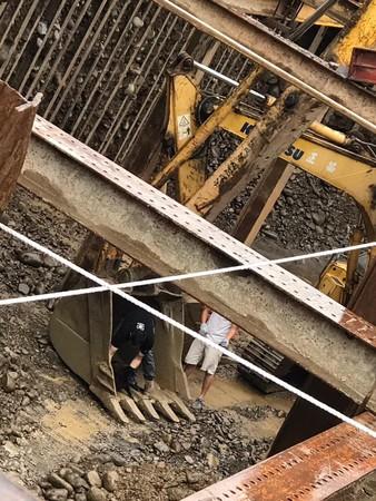 狗狗掉進5米深地基，工人用挖掘機救起，主人都沒發現狗丟了