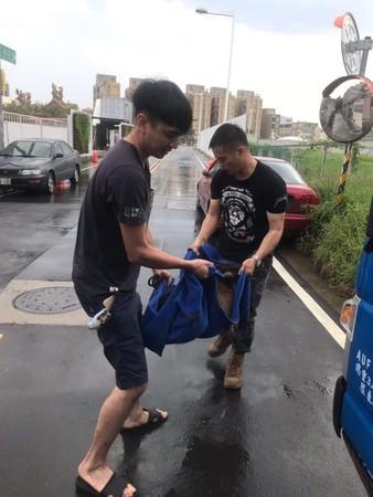 狗狗掉進5米深地基，工人用挖掘機救起，主人都沒發現狗丟了