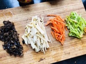 魚香肉絲家常做法，學會這一步，肉絲色澤鮮亮，三碗米飯不夠吃！