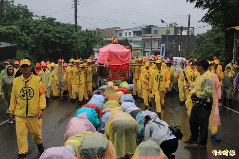 兒子早產瀕死！白沙屯媽祖顯神蹟「帶他闖過各難關」　母親淚曝「寶貝微笑離開」：是娘娘的旨意