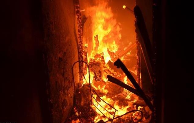 父母病逝後，全村供養他三年，他卻放火燒村還大家恩情