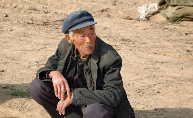 父母病逝後，全村供養他三年，他卻放火燒村還大家恩情