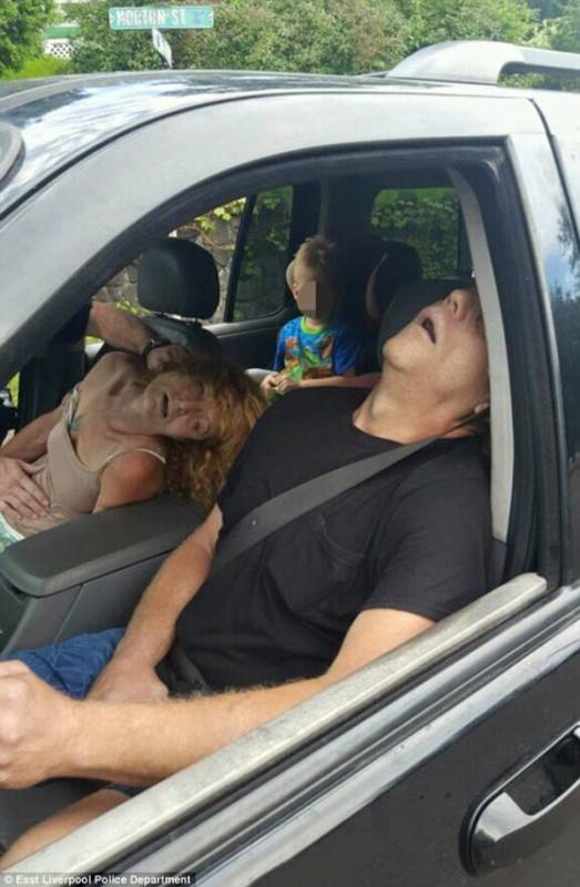 爸爸媽媽開車載四歲兒子，「開到一半暈了」！讓員警都忍不住把照片PO上來！