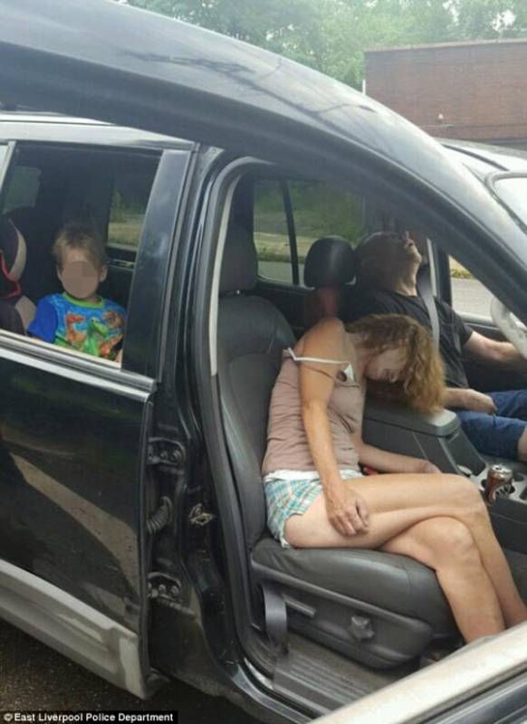 爸爸媽媽開車載四歲兒子，「開到一半暈了」！讓員警都忍不住把照片PO上來！