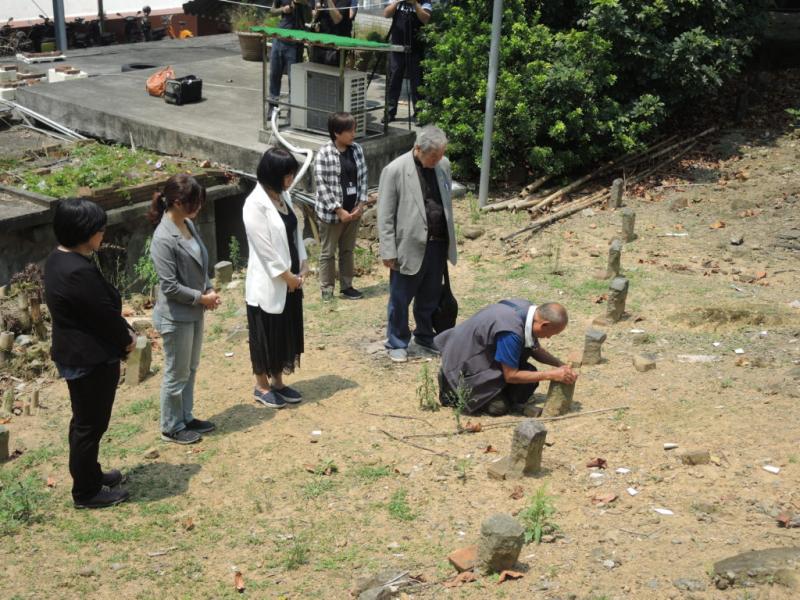 「爸，我要帶你回家…」促轉會助他尋獲父親遺骨，布農族兒「跪亂葬崗」痛哭！