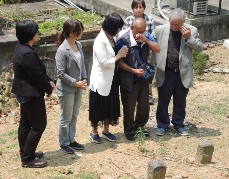 「爸，我要帶你回家…」促轉會助他尋獲父親遺骨，布農族兒「跪亂葬崗」痛哭！