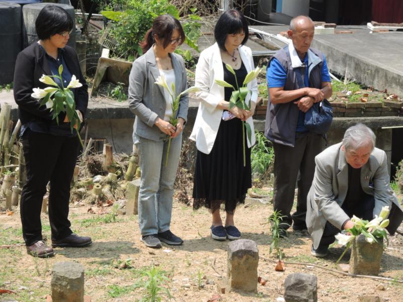 「爸，我要帶你回家…」促轉會助他尋獲父親遺骨，布農族兒「跪亂葬崗」痛哭！