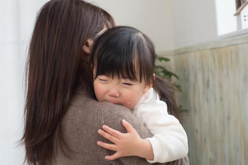 小心「拐童阿桑黨」！阿桑「偷牽孩子手+用身體擋」，家長大喊才放手離開