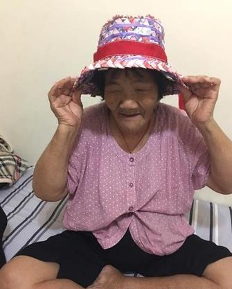 狂媽母親節禮物送「錢帽」，每一處都是真鈔！網知金額驚喊：千萬別戴出門