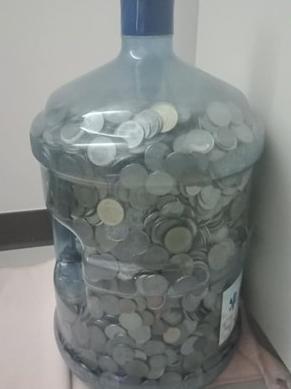 存了6年！媽媽挑戰「飲水機桶當豬公」狂投硬幣　最後剖開「74公斤儲蓄」嗨翻：可以出國啦