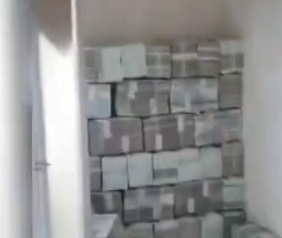  她過年前翻修驚見「6.4億鈔票」塞爆牆壁縫！最後意外查出「前屋主身分」連警方都嚇一跳！