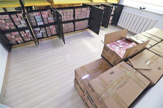  她過年前翻修驚見「6.4億鈔票」塞爆牆壁縫！最後意外查出「前屋主身分」連警方都嚇一跳！
