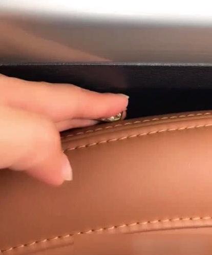 她在車上摸到「一個亮亮的金飾」懷疑被綠了　質問老公「得知那是...」瞬間臉紅了！