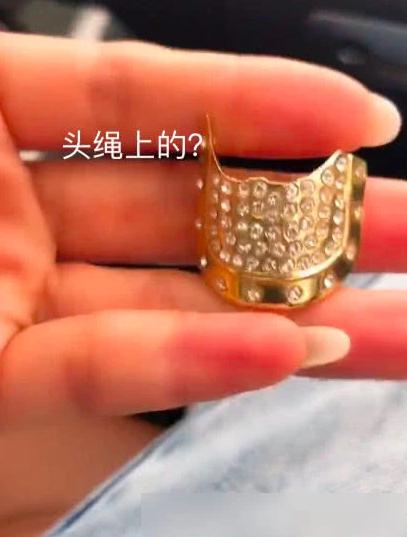 她在車上摸到「一個亮亮的金飾」懷疑被綠了　質問老公「得知那是...」瞬間臉紅了！