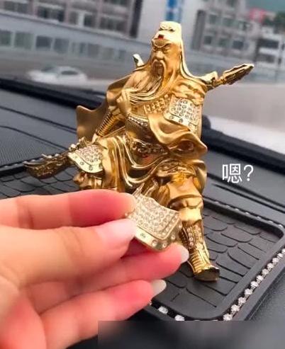 她在車上摸到「一個亮亮的金飾」懷疑被綠了　質問老公「得知那是...」瞬間臉紅了！