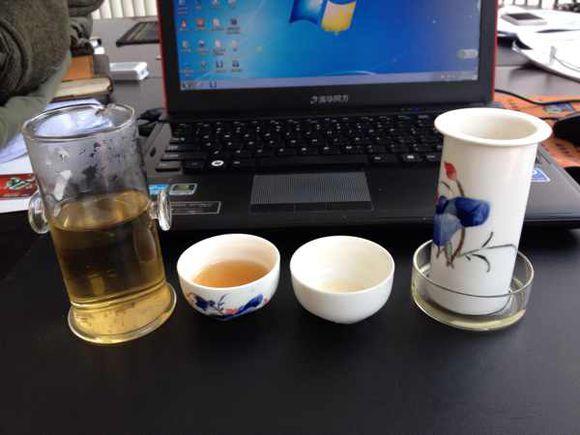 老師傅上班喝茶看報，老闆發飆：廠裡不養閒人！辭退6年老員工，3個月後再也請不回來了