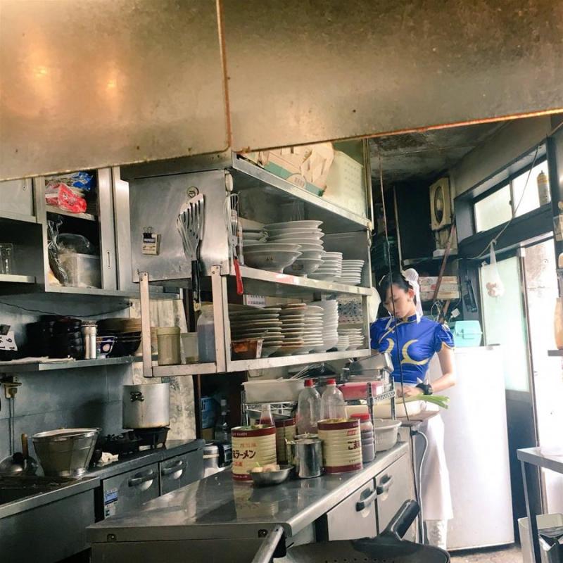 中華料理店驚見「春麗外送員」，轉過頭一瞬間，全網驚呼：我又戀愛了