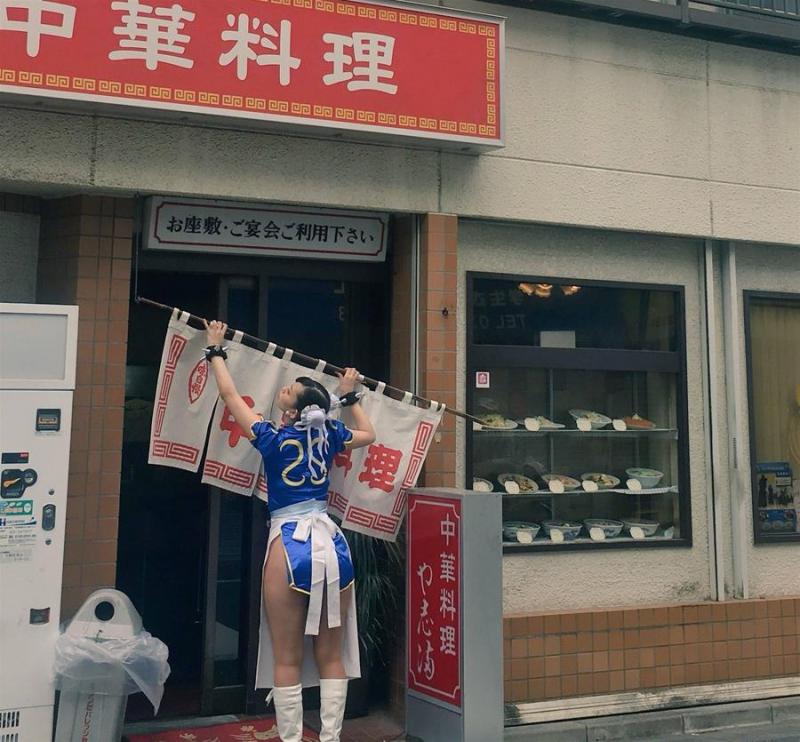 中華料理店驚見「春麗外送員」，轉過頭一瞬間，全網驚呼：我又戀愛了