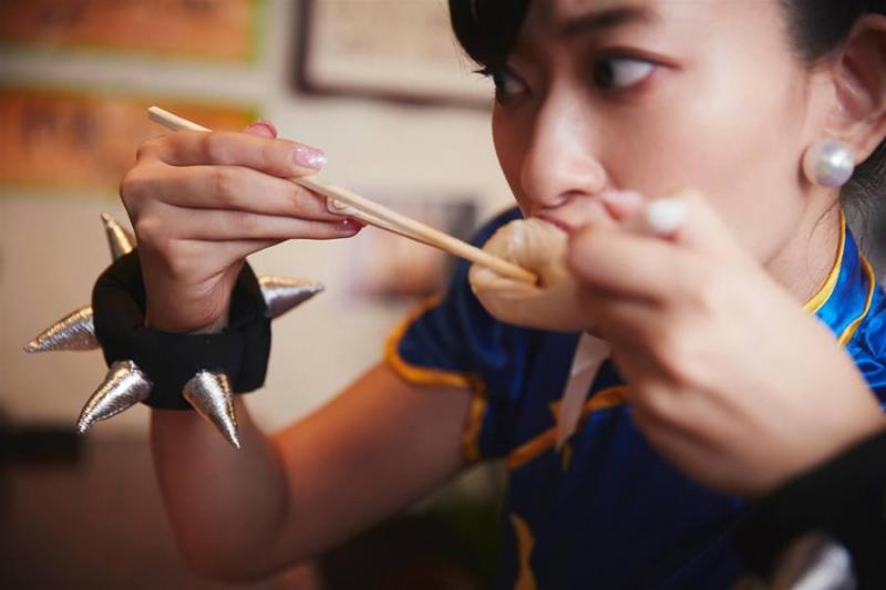 中華料理店驚見「春麗外送員」，轉過頭一瞬間，全網驚呼：我又戀愛了