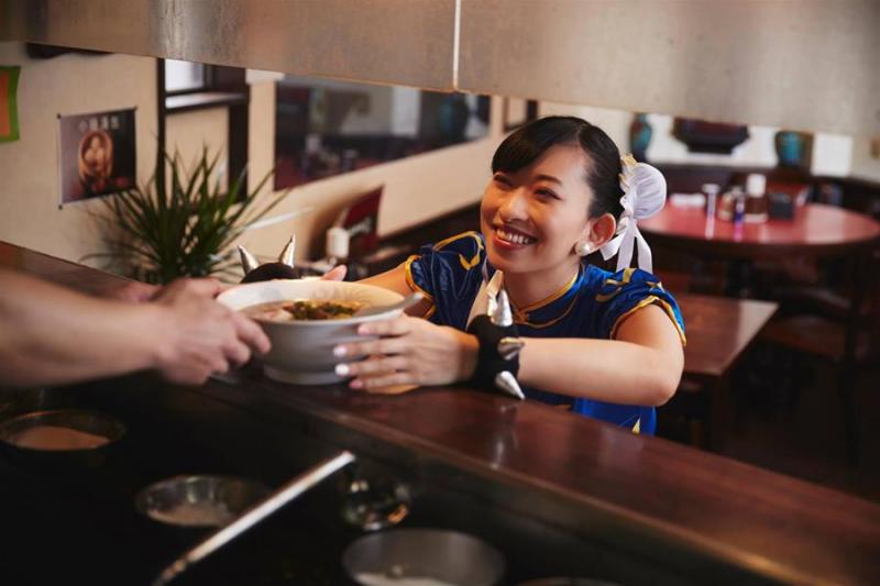 中華料理店驚見「春麗外送員」，轉過頭一瞬間，全網驚呼：我又戀愛了