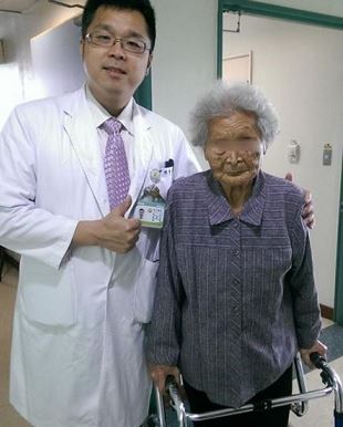 彰化陳醫生為85嵗阿嫲開刀，但被健保署刪醫療費!! 醫生「這麼回應」，網狂讚：「太霸氣了，這才是良醫」！ 
