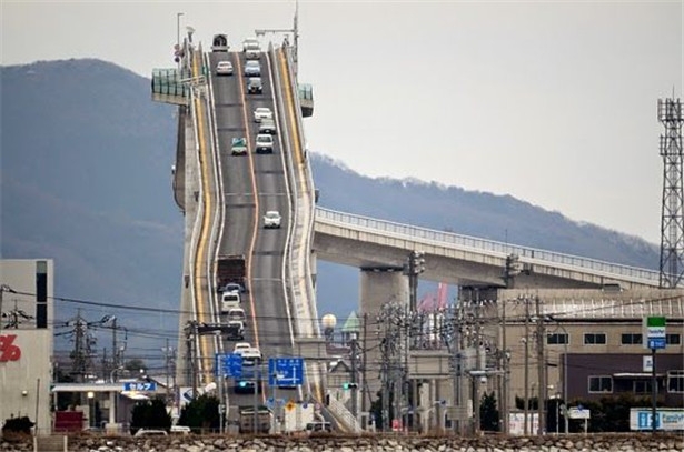 每天都要這樣上下班？這座「幾乎90度垂直」的橋，開上去一熄火就掉下來了吧？