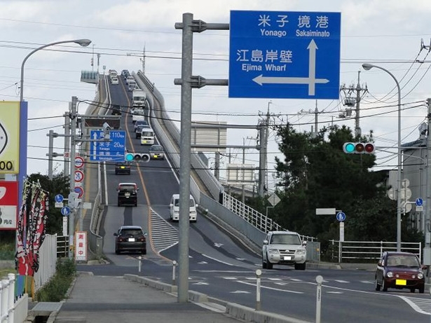 每天都要這樣上下班？這座「幾乎90度垂直」的橋，開上去一熄火就掉下來了吧？