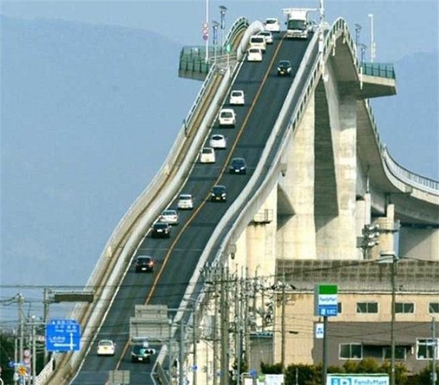 每天都要這樣上下班？這座「幾乎90度垂直」的橋，開上去一熄火就掉下來了吧？