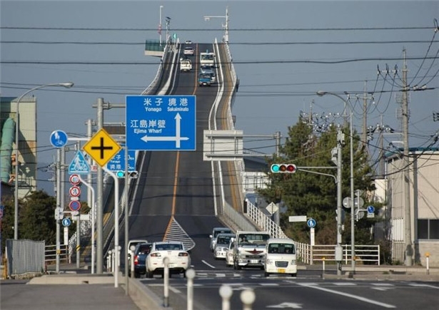每天都要這樣上下班？這座「幾乎90度垂直」的橋，開上去一熄火就掉下來了吧？