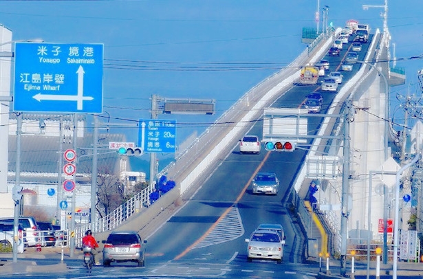 每天都要這樣上下班？這座「幾乎90度垂直」的橋，開上去一熄火就掉下來了吧？