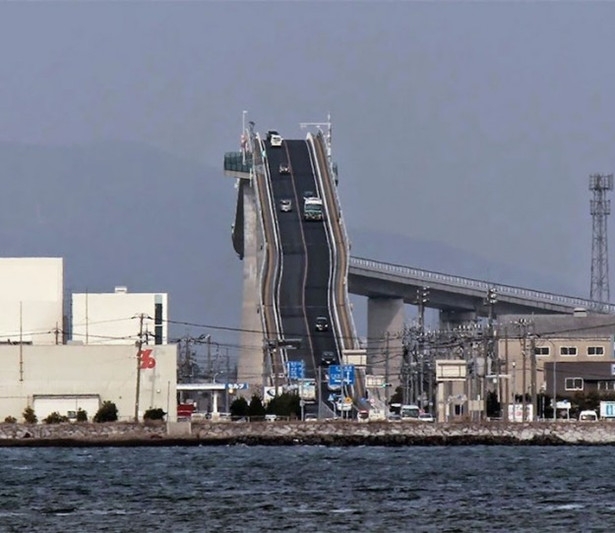每天都要這樣上下班？這座「幾乎90度垂直」的橋，開上去一熄火就掉下來了吧？