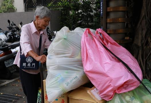 新莊78嵗拾荒老奶奶，3餐花費不到100元！還把畢生積蓄拿出來做這件事，感動了全新北的人！ 