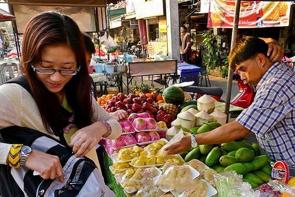 泰國水果攤正妹遞手套..千萬不要接，老司機:「否則要出事」..出國爽前你必須知道