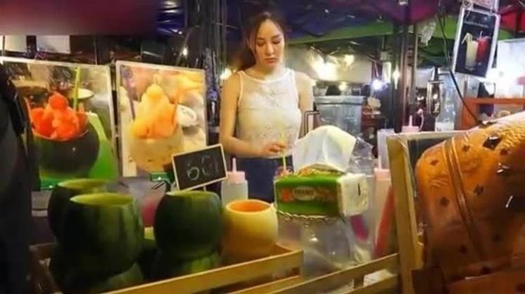 泰國水果攤正妹遞手套..千萬不要接，老司機:「否則要出事」..出國爽前你必須知道