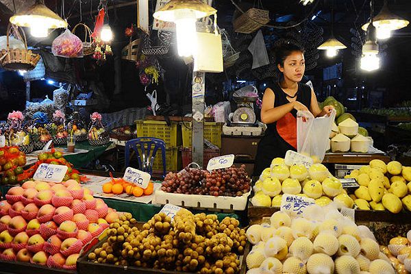泰國水果攤正妹遞手套..千萬不要接，老司機:「否則要出事」..出國爽前你必須知道