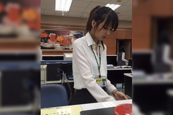 銀行驚見「史上最正櫃姐」神似波多野結衣！他撩妹被1句話擊倒　網友暴動要開戶