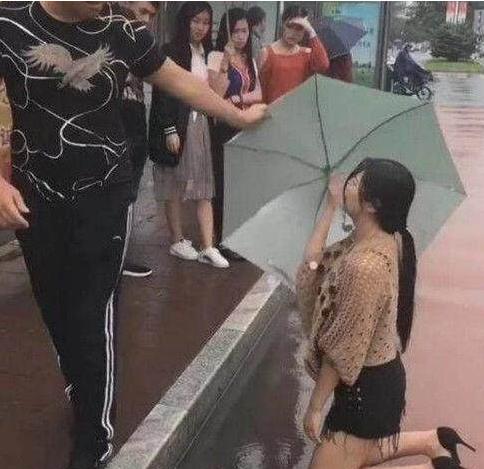 女子雨中跪地求復合，男子不為所動，得知真相後眾人都說活該！ 