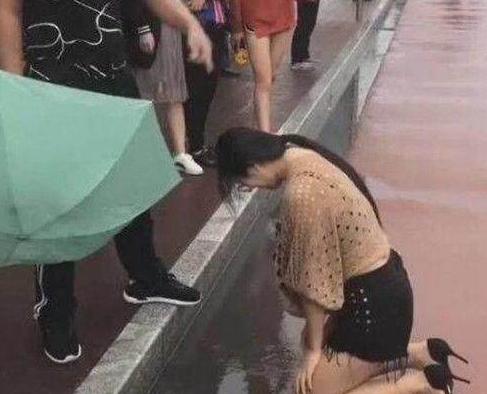 女子雨中跪地求復合，男子不為所動，得知真相後眾人都說活該！ 