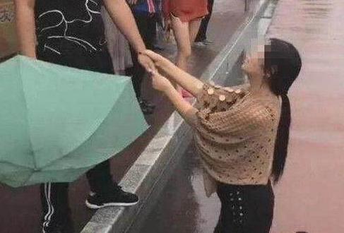 女子雨中跪地求復合，男子不為所動，得知真相後眾人都說活該！ 