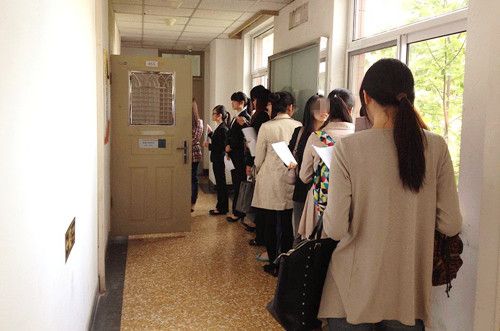陪碩士女兒面試...奇葩媽跳針狂發12問「太熱怎麼上班」僱主超傻眼...網酸：她適合回家當媽寶