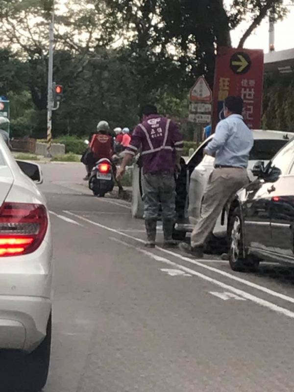 別小看任何人！工地男「腳踩破舊雨鞋」　突然走到路邊「接著默默上車」網一看傻眼：最低調有錢人