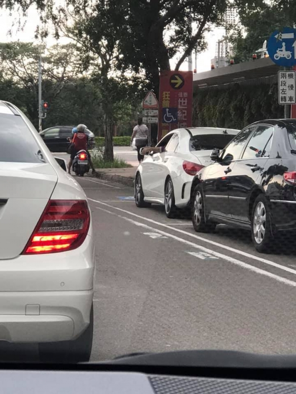 別小看任何人！工地男「腳踩破舊雨鞋」　突然走到路邊「接著默默上車」網一看傻眼：最低調有錢人