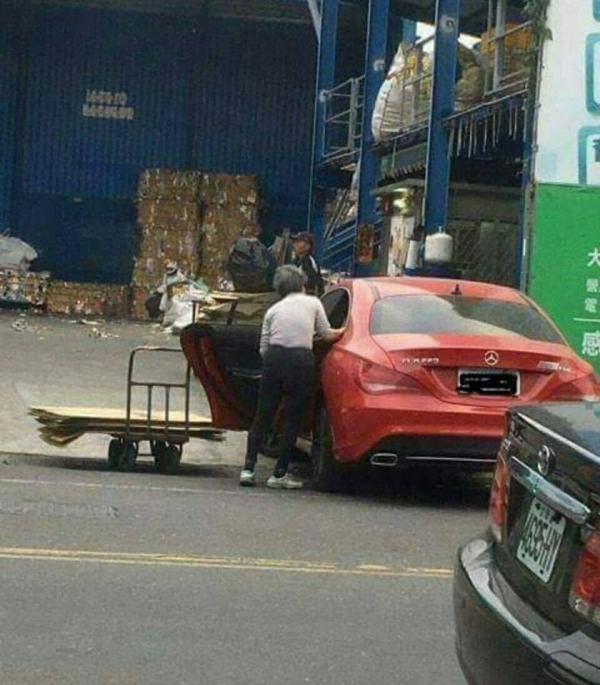別小看任何人！工地男「腳踩破舊雨鞋」　突然走到路邊「接著默默上車」網一看傻眼：最低調有錢人