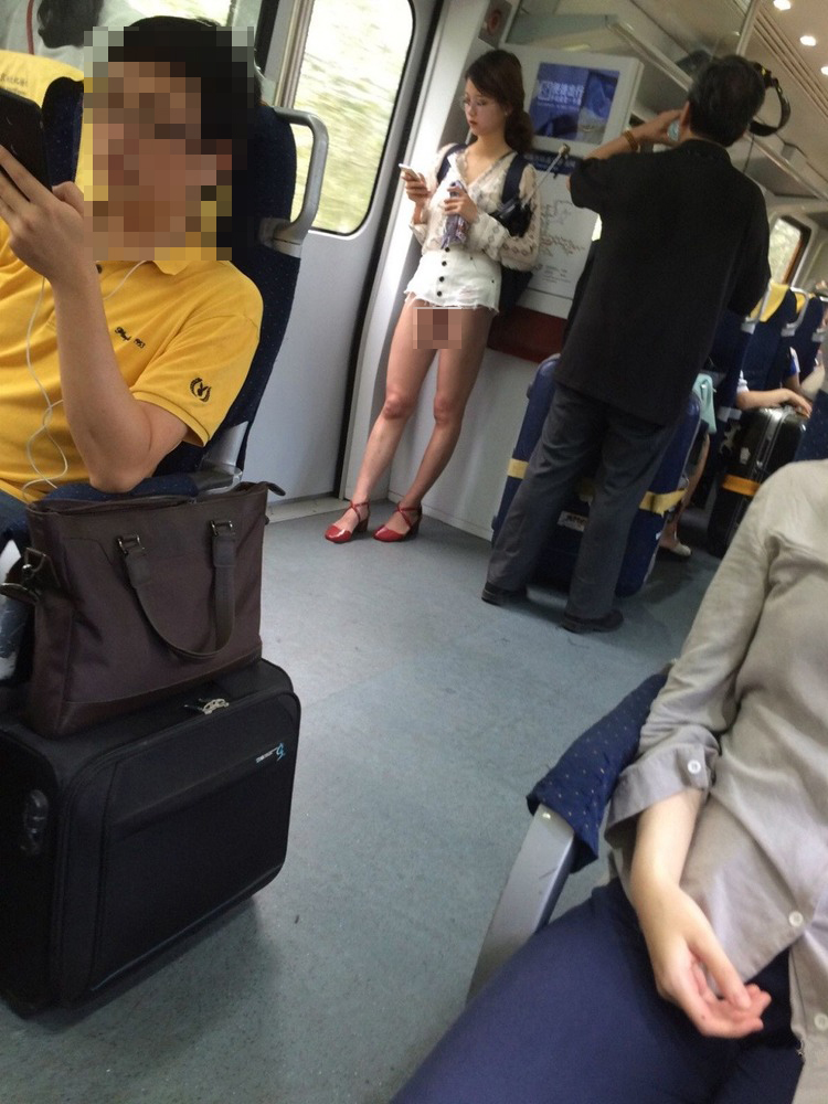  眼鏡正妹下面沒穿搭電車　網友：全都看到了 ......震精了！