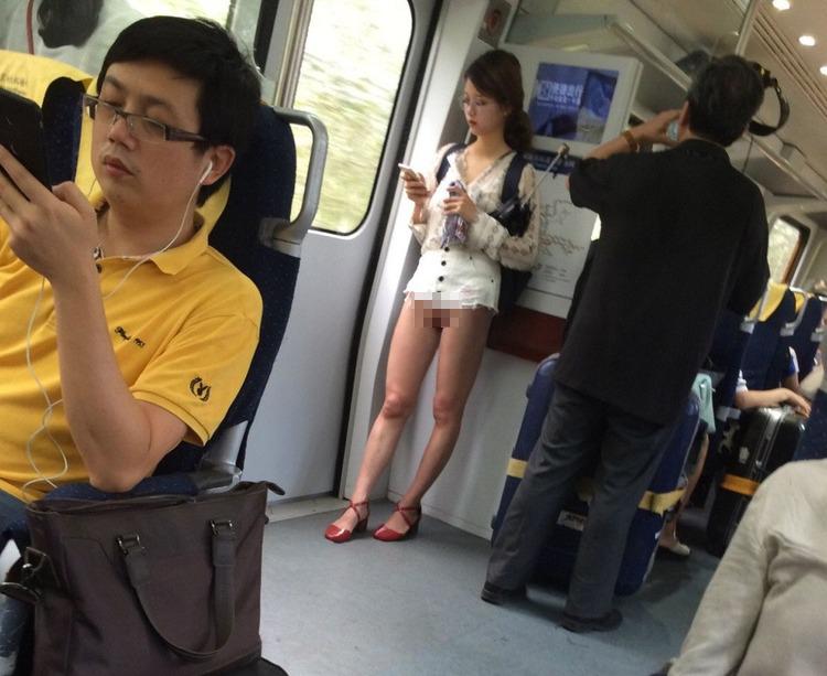  眼鏡正妹下面沒穿搭電車　網友：全都看到了 ......震精了！